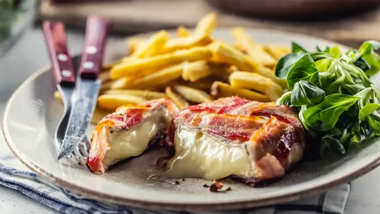 Camembert rôti dans du bacon : Une Fusion Gourmande de Saveurs