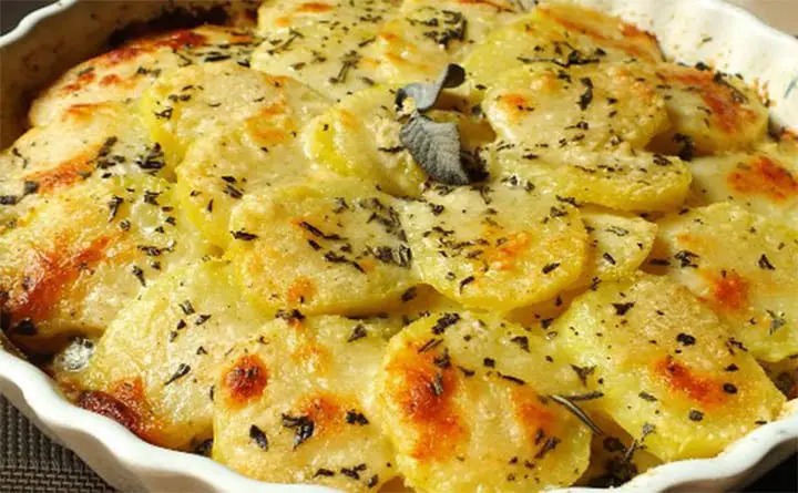 Gratin de Pommes de Terre au Parmesan : Une Ode à la Simplicité