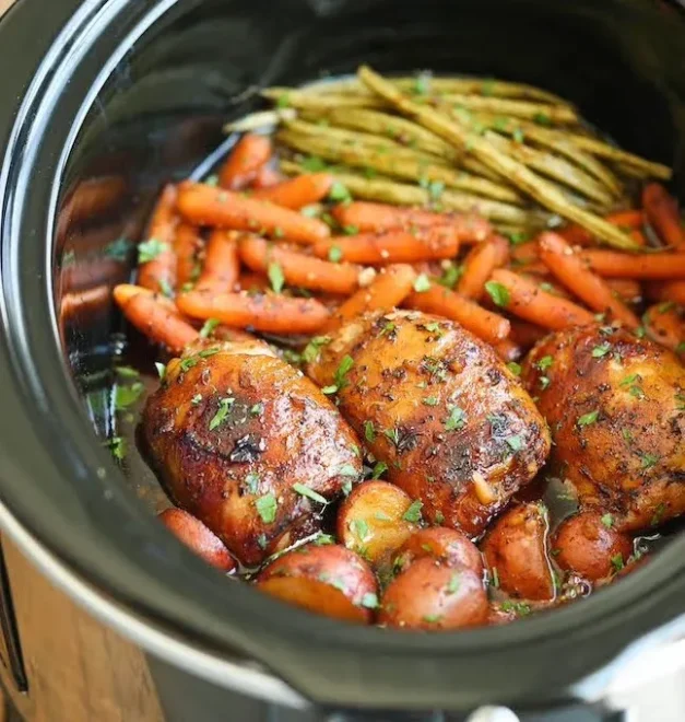 Plongez dans une expérience gustative unique avec notre Poulet au Miel avec Légumes Mijotés.