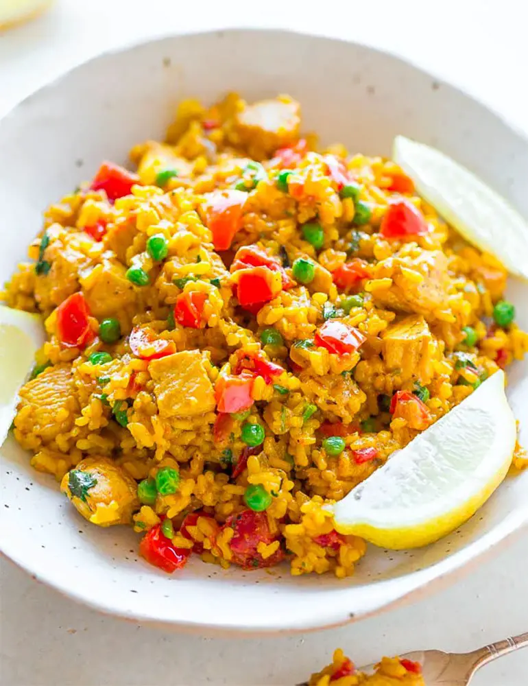 La Quintessence de la Paella au Poulet: Une Ode à la Simplicité Espagnole