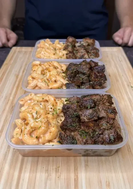 Bouchées de Steak aux Herbes à l&rsquo;Ail et Mac et Fromage Cajun