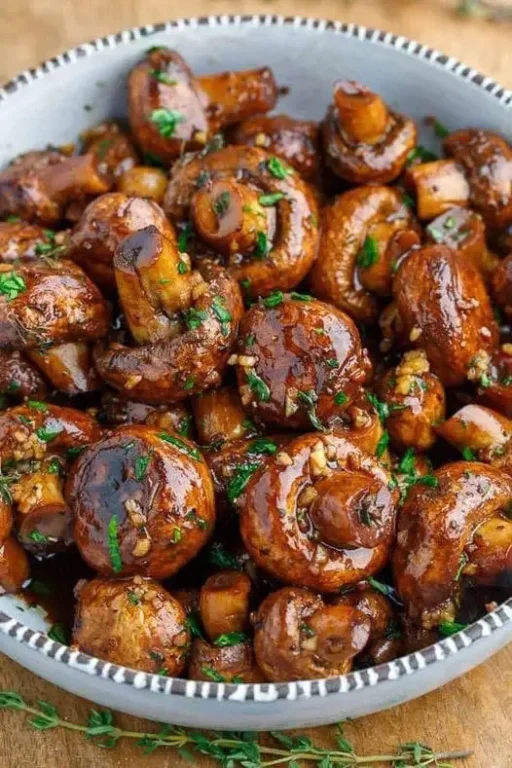 Champignons Rôtis à l'Ail et au Beurre Balsamique