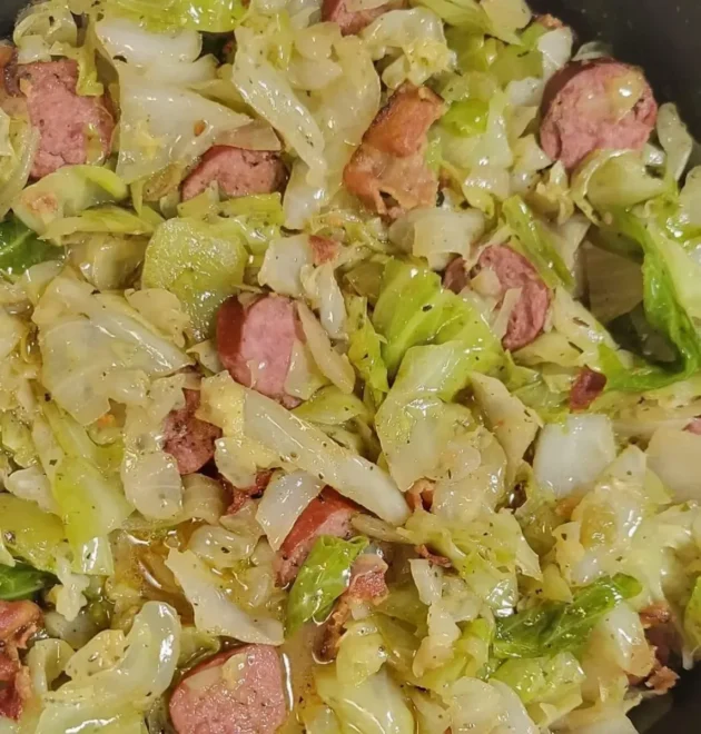 Chou sauté au Bacon, Oignon et Ail : Un Mélange Savoureux et Traditionnel