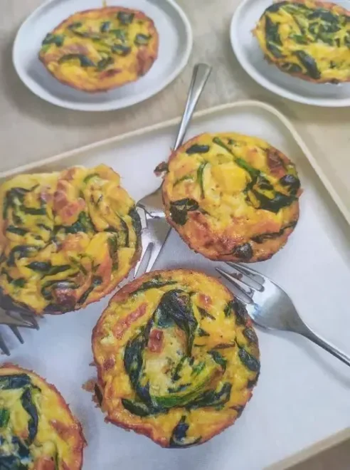 Frittatas à la Ricotta, Épinards et Poulet Fumé : Un Plat Raffiné aux Saveurs Riches