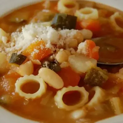 Minestrone au Parmesan : Recette Italienne Savoureuse