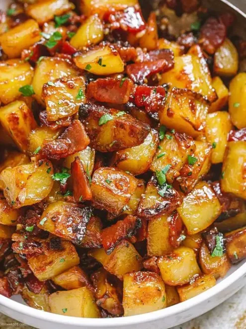 « Pommes de Terre Caramélisées au Miel et Bacon Croustillant: Une Symphonie Rustique »