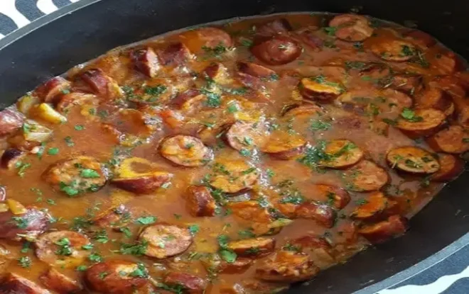 Rougail Saucisses: L’Éclat Culinaire de l’Île de la Réunion »