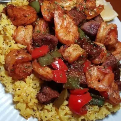 Steak et Crevettes sur Riz Jaune : Délice Culinaires