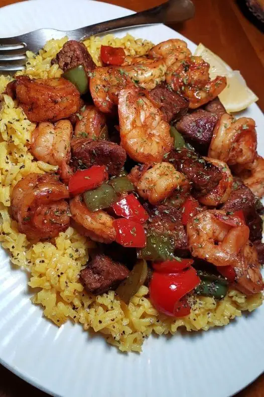 Steak et Crevettes sur du Riz Jaune : Une Fusion Gourmande