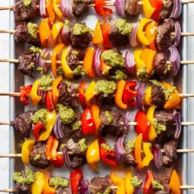 Brochettes de Sirloin et Légumes au Pesto
