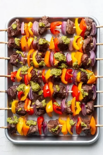 Fête des Saveurs: Brochettes de Sirloin et Légumes au Pesto