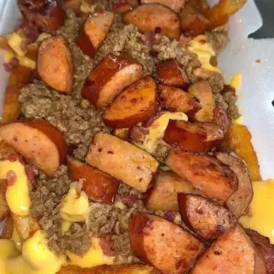 Frites au Fromage et Saucisse Fumée
