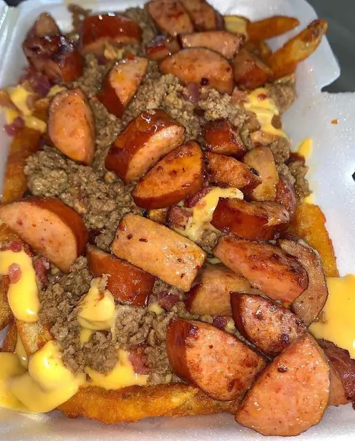 Frites au Fromage, Saucisse Fumée et Bœuf