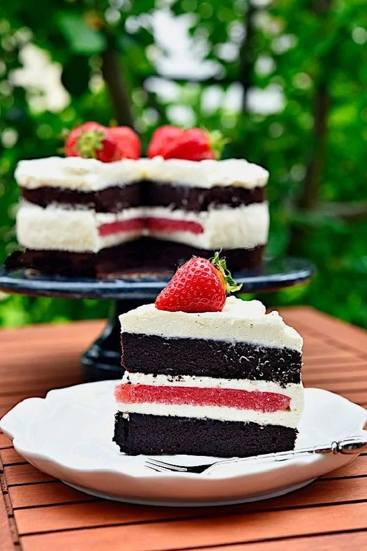 Gâteau au Chocolat et Haricots Rouges avec Fraises et Crème Fouettée