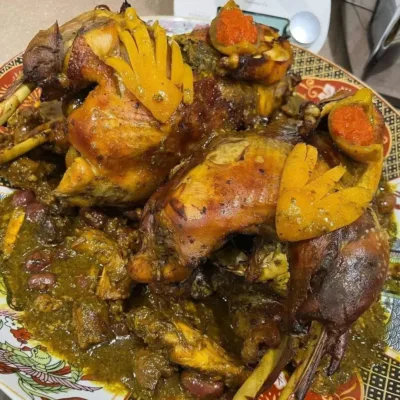 Découvrez le Jaj Mahmar Beldghmira : Poulet Rôti Marocain