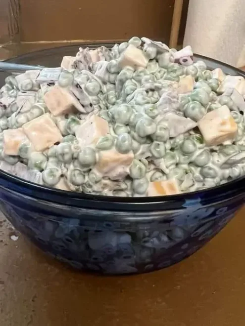 « L&rsquo;Éclatant Délice Printanier : Salade Crémeuse aux Petits Pois »