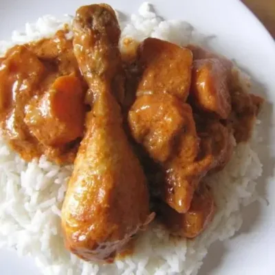 Poulet Fumé en Sauce d'Arachide et Riz Parfumé