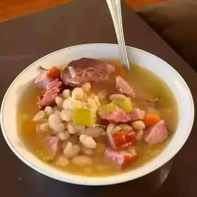 Soupe Réconfortante aux Haricots Blancs et Jambon