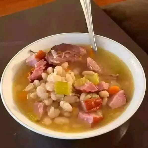 Soupe Réconfortante aux Haricots Blancs et Jambon