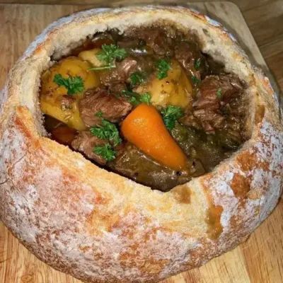 Boeuf en Ragoût dans son Bol de Pain