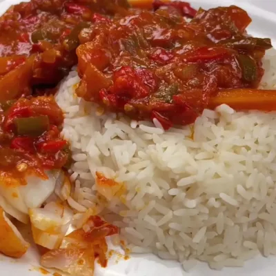 Cabillaud aux légumes et sauce tomate épicée