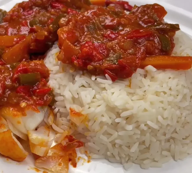 Cabillaud aux légumes et sa sauce tomate épicée