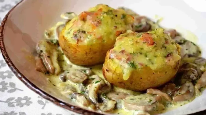 Les Pommes de Terre Farcies au Lard et Reblochon, Accompagnées de Champignons à la Crème