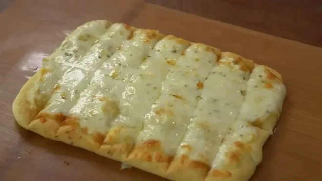 Pain à l’Ail et au Fromage avec Trempette au Miel