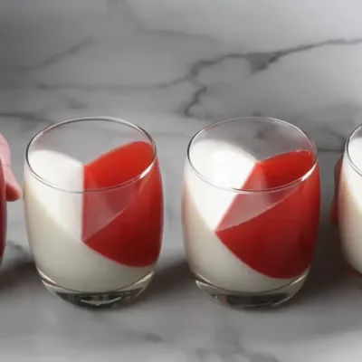 Panna Cotta aux Fraises : Un Dessert Élégant