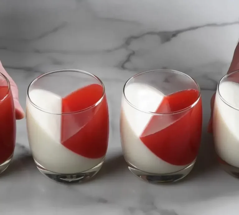 Panna Cotta aux Fraises : Un Dessert Élégant