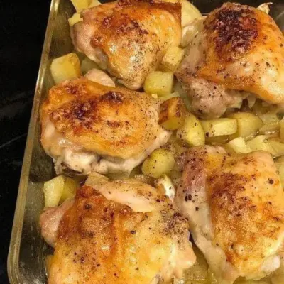 Poulet Rôti à l'Ail et Pommes de Terre Savoureux