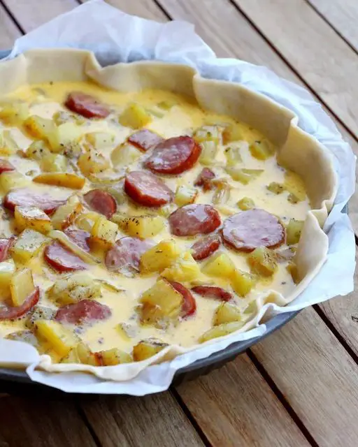 Irrésistible Quiche Campagnarde aux Saucisses Fumées et Pommes de Terre