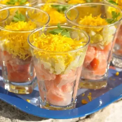 Tartare de Saumon et Œufs Mimosa en Verrines