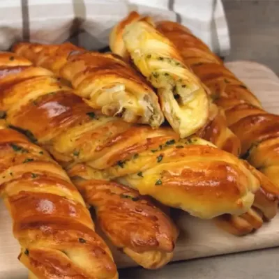 Pain Torsadé au Fromage : Une Délicieuse Entrée