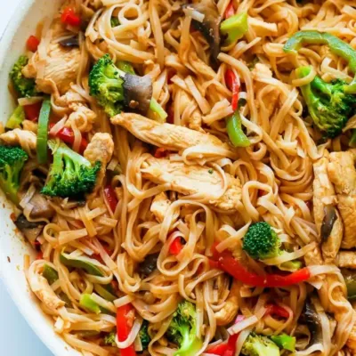 Wok de Nouilles au Poulet et Légumes Savoureux