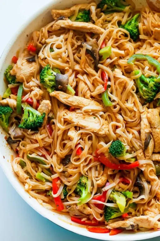 Wok de Nouilles au Poulet et Légumes Savoureux