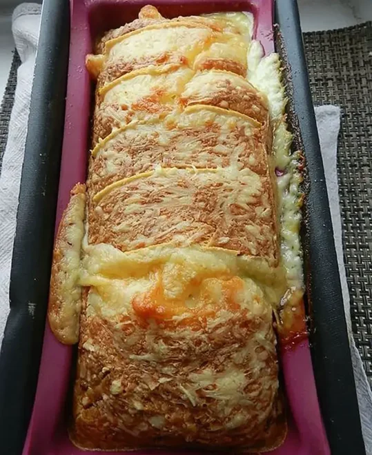 Cake aux poireaux, lardons et fromage à raclette