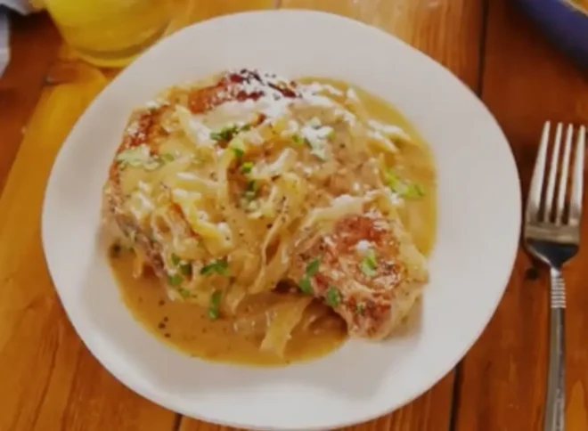 Côtelettes de Porc Braisées à la Crème et aux Oignons