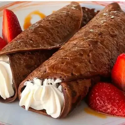 Délicieuses crêpes au chocolat et fraises