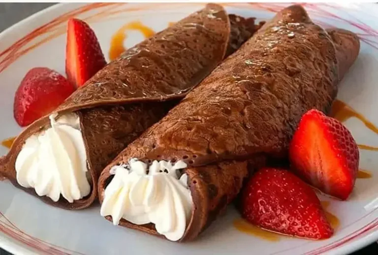 Délicieuses crêpes au chocolat et fraises
