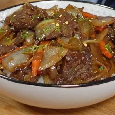 Bœuf aux Oignons : Recette Savoureuse et Réconfortante