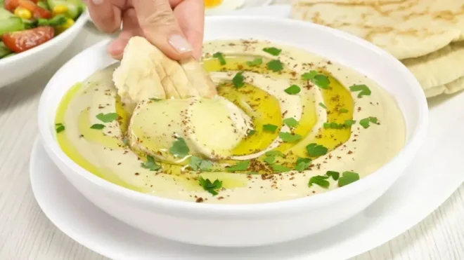 Le Secret du Hummus Parfait : Un Voyage Culinaire en Méditerranée