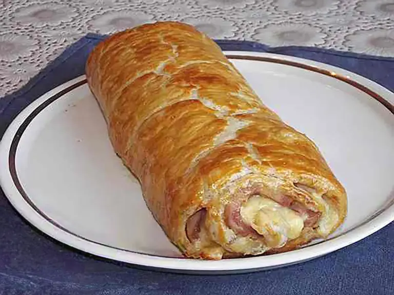Pâté feuilleté au fromage et au jambon, cuit au four