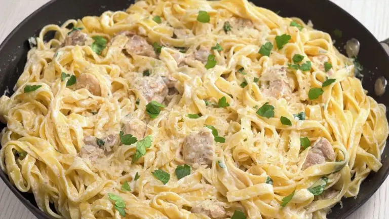 Pâtes au Poulet dans une Sauce Crémeuse: Une Symphonie de Saveurs