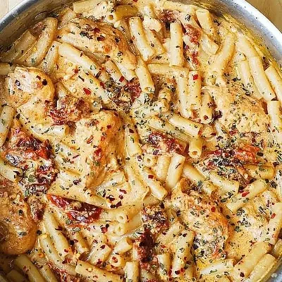 Pâtes au Poulet, Mozzarella et Tomates Séchées