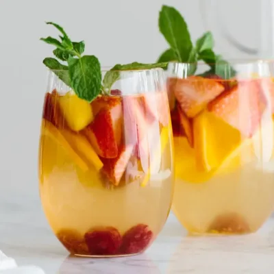 Sangria Blanche Pétillante : Élégance Estivale