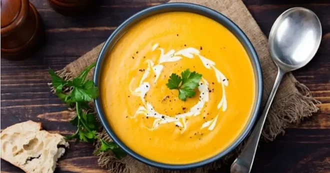 Une Soupe Réconfortante de Carotte, Curry, et Coco