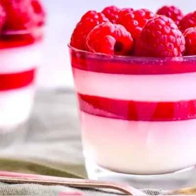 Crème Vanille et Coulis de Framboise Élégant