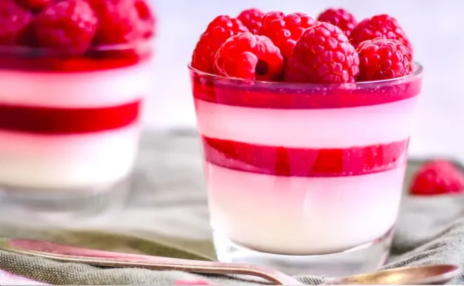 Crème Vanille et Coulis de Framboise: Un Dessert Élégant et Rafraîchissant