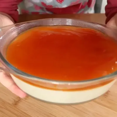 Crémeux Caramel sur Lit de Crème à la Vanille